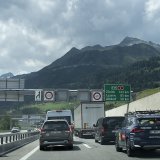Ce dimanche, l'embouteillage à l'entrée sud du tunnel (ici à Airolo) n'avait pas grand-chose à envier à celui de l'entrée nord.